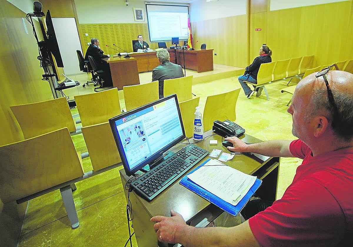 Un secretario judicial durante la celebración de una vista oral en un juzgado de la Ciudad de la Justicia de Murcia, este miércoles.