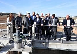 El presidente de Castilla-La Mancha, García-Page, el secretario de Estado Hugo Morán y otras autoridades, en la inauguración de la 'Tubería Manchega'.
