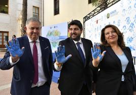 Lucas Jiménez, Fernando López Miras y Carmen Crespo, tras dejar la huella de sus manos en azul en el mural.