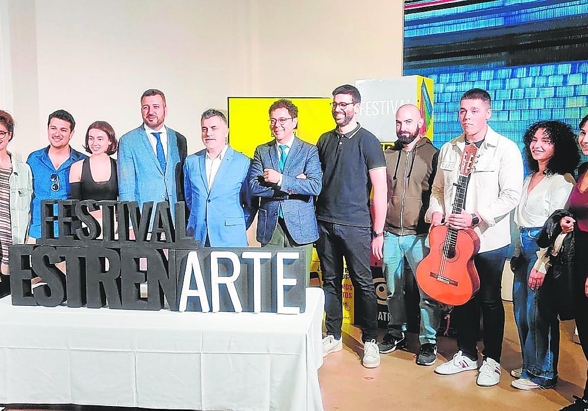 El secretario general de la Consejería de Cultura, Juan Antonio Lorca, con varios jóvenes en la presentación.