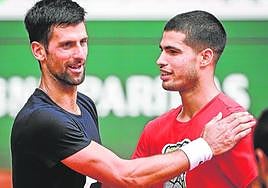 Djokovic y Carlos Alcaraz, el año pasado en una pista de Roland Garros.