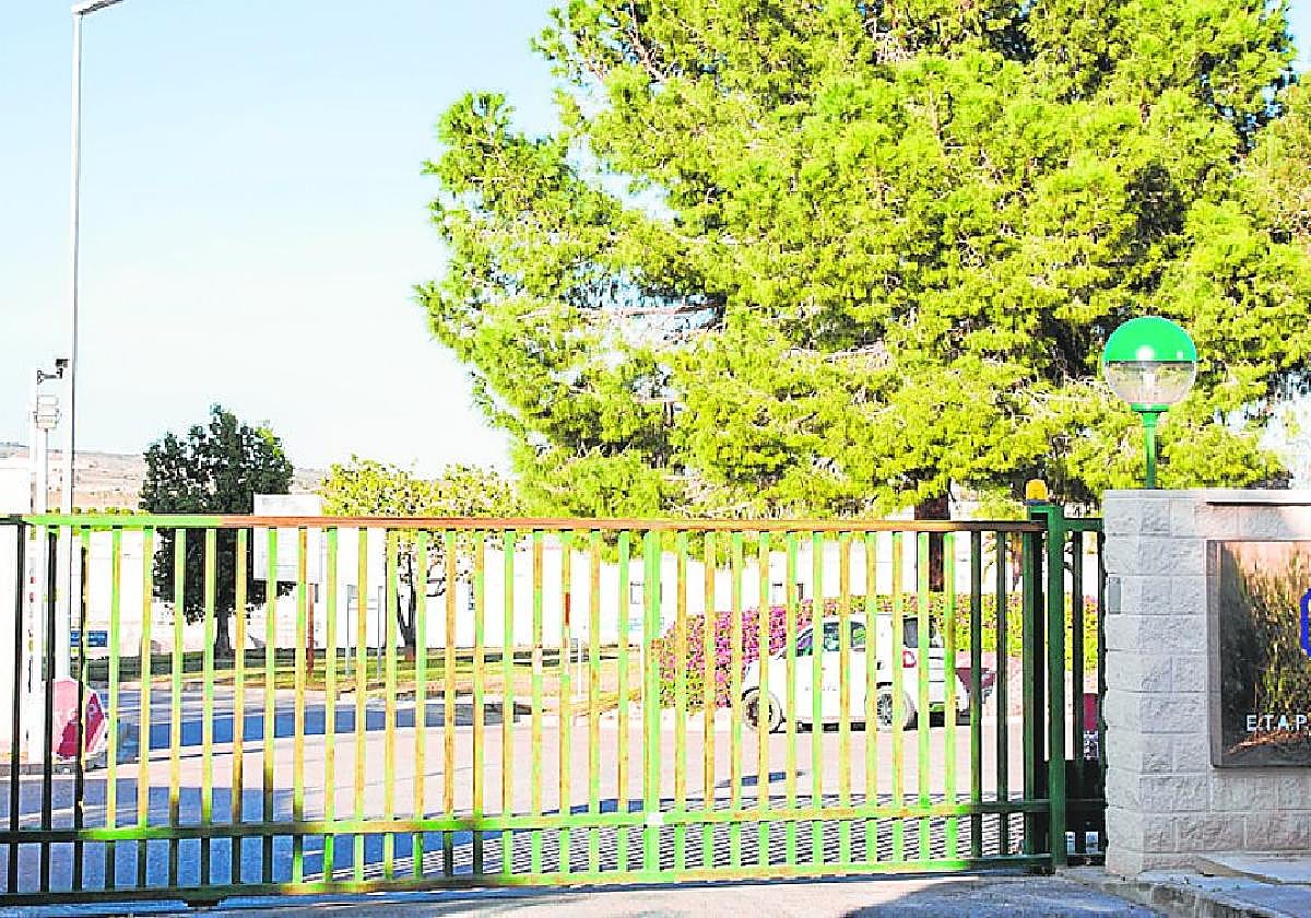 Puerta de acceso a la planta potabilizadora de La Pedrera.