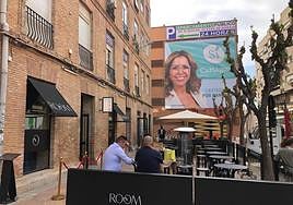 La pancarta con el rostro de Ana Belén Castejón frente a San Esteban.
