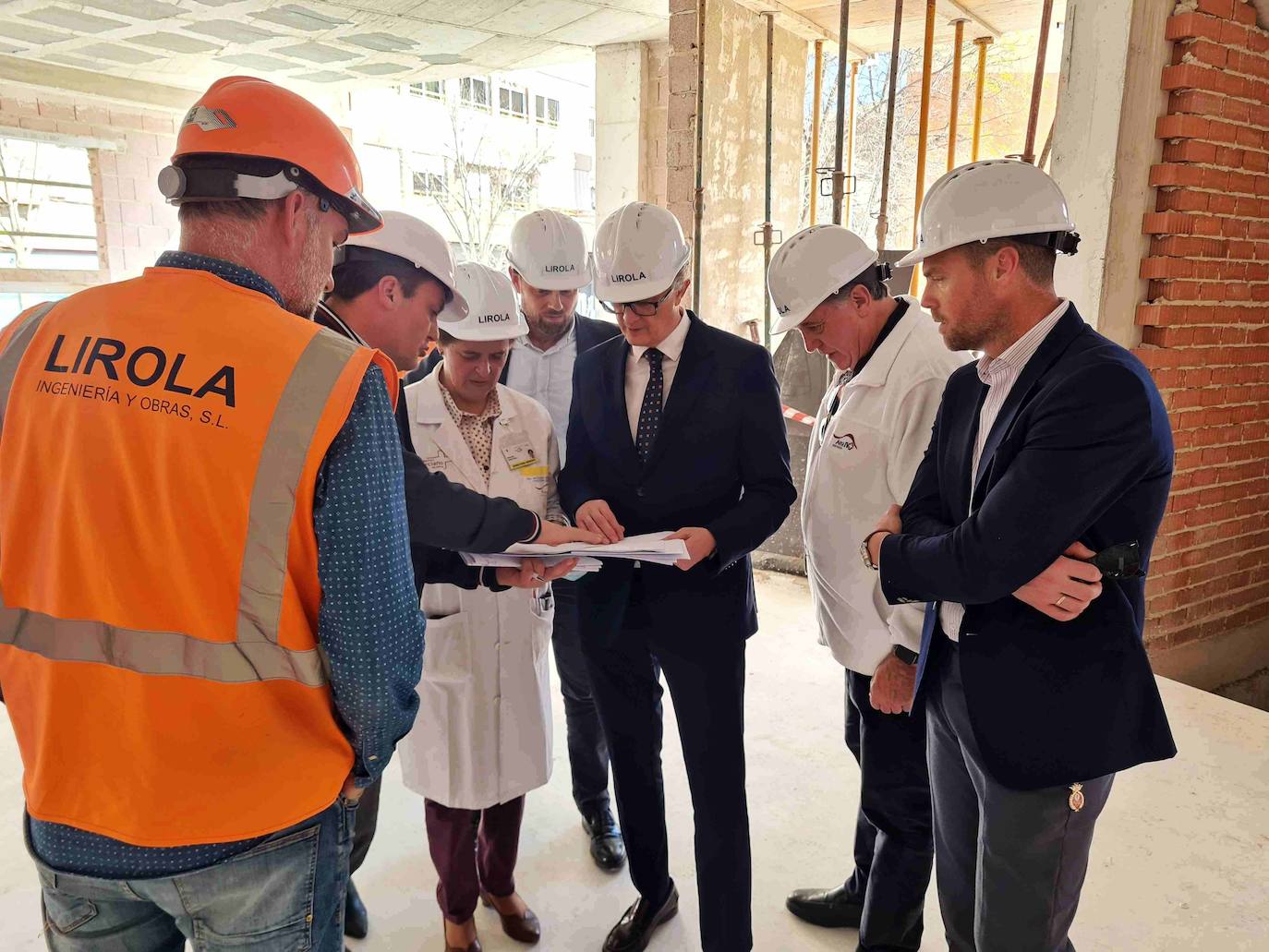 El consejero de Salud, Juan José Pedreño (3º decha), supervisa los planos durante la visita acompañado por el alcalde de Caravaca y la gerente del Área IV de Salud.