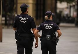 Dos agentes de la Policía Local de Murcia, en una foto de archivo.