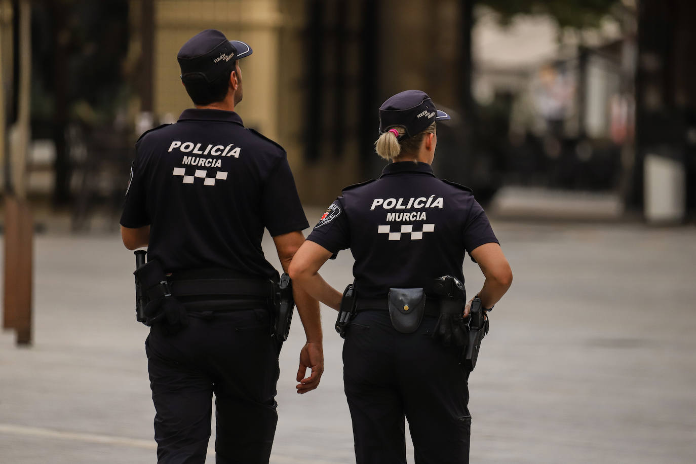 Dos agentes de la Policía Local de Murcia, en una foto de archivo.
