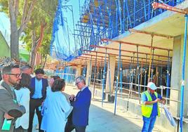 El consejero Pedreño, en el centro, durante su visita a las obras.