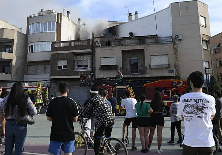 Imagen principal - Un hombre rescata de un incendio en Murcia a una mujer que se resistía a dejar su vivienda en llamas por sus perros
