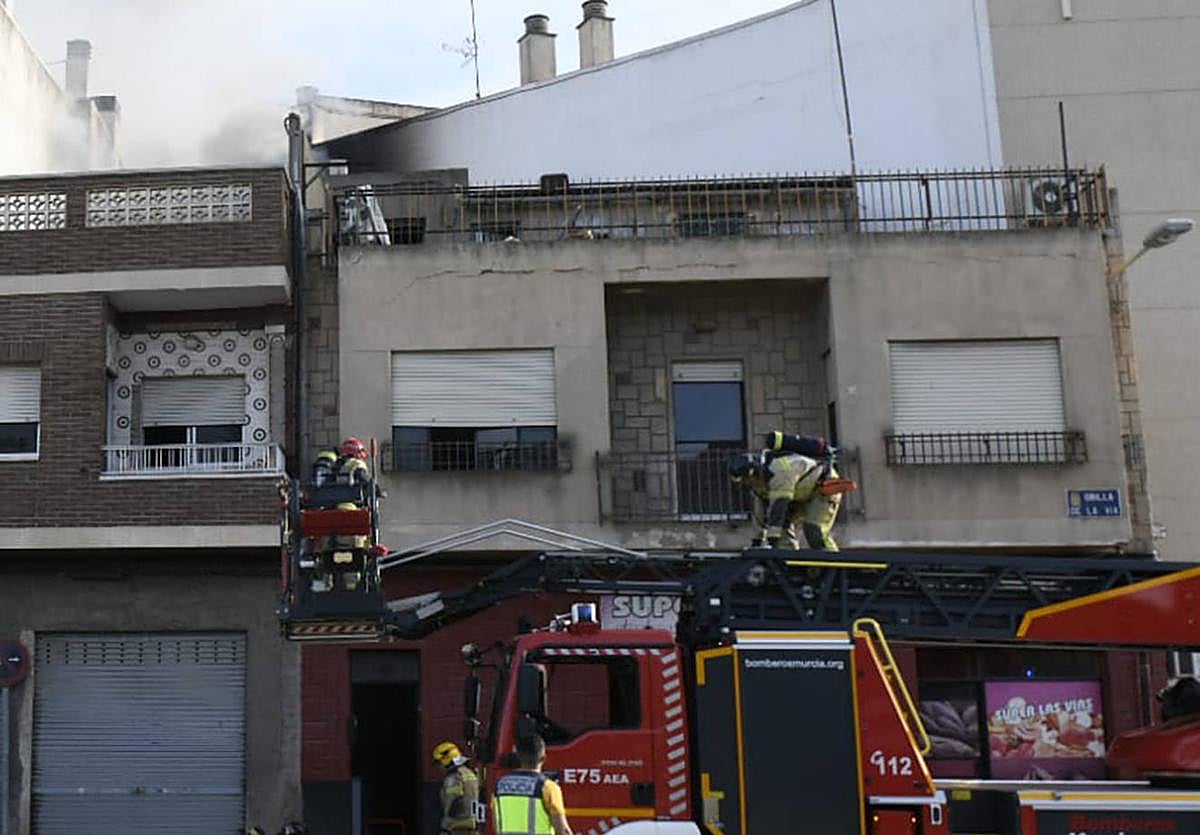 Los bomberos intervienen para sofocar las llamas.