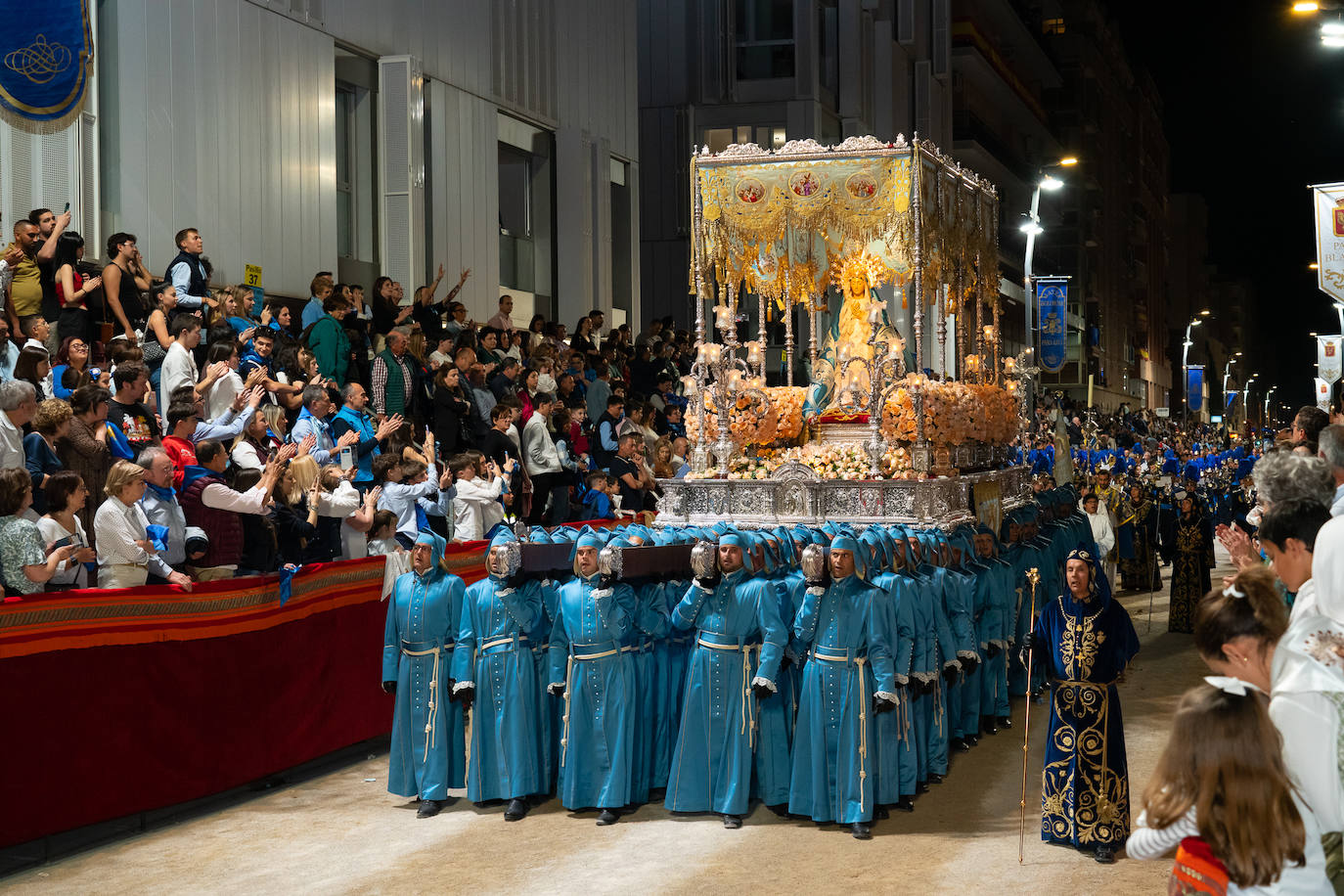 El fervor azul ante la Virgen de los Dolores, en imágenes