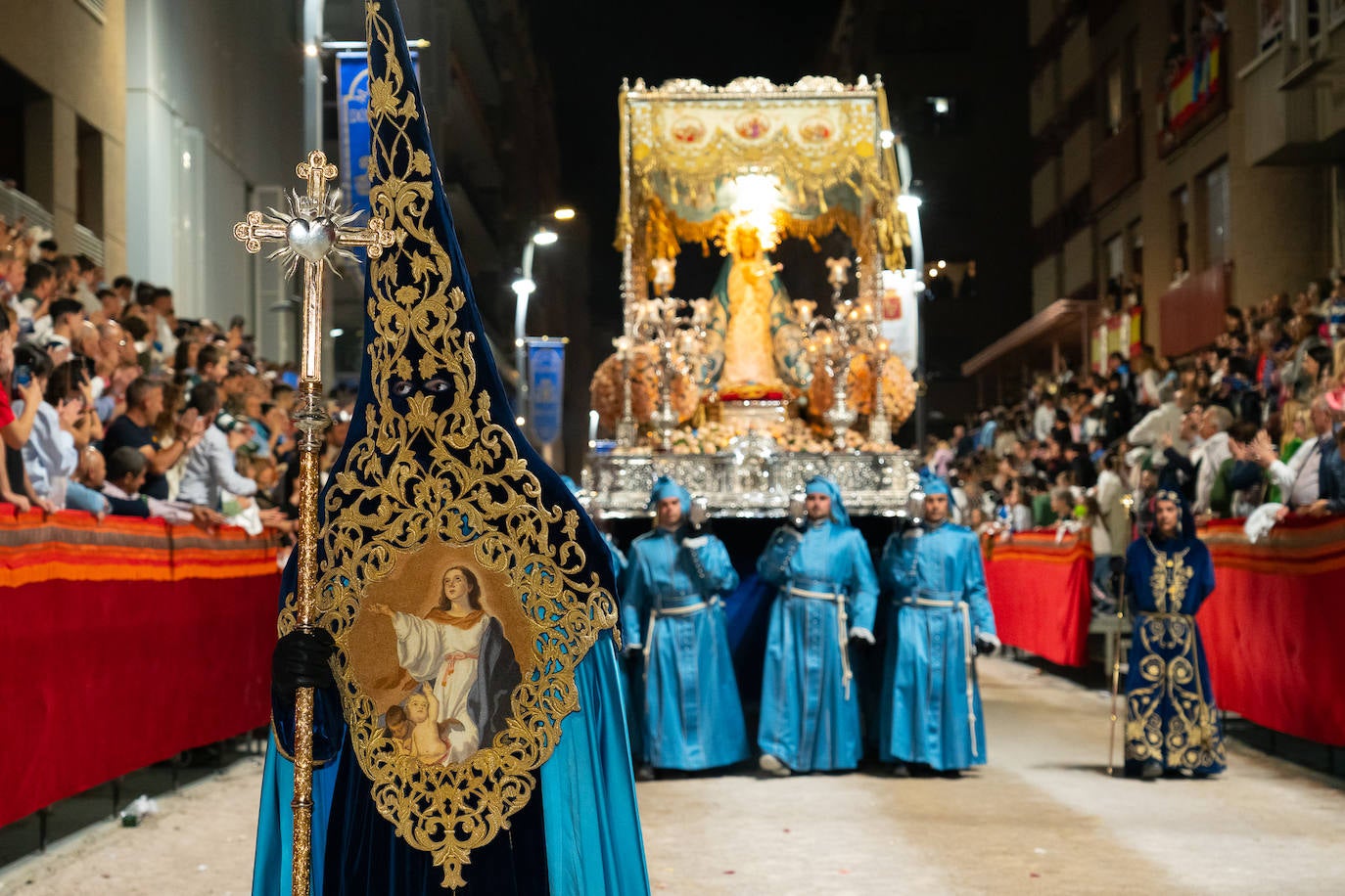 El fervor azul ante la Virgen de los Dolores, en imágenes
