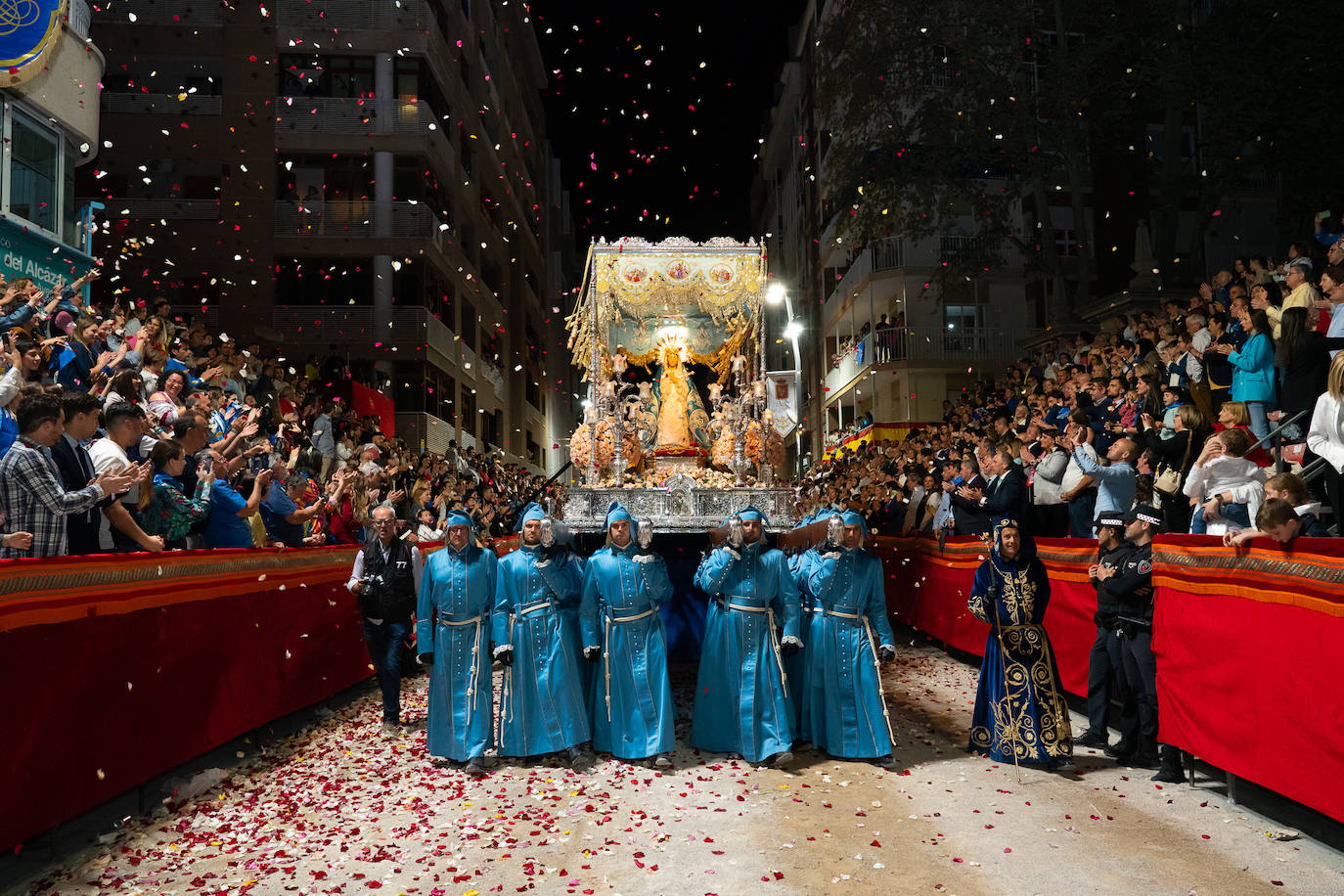 El fervor azul ante la Virgen de los Dolores, en imágenes