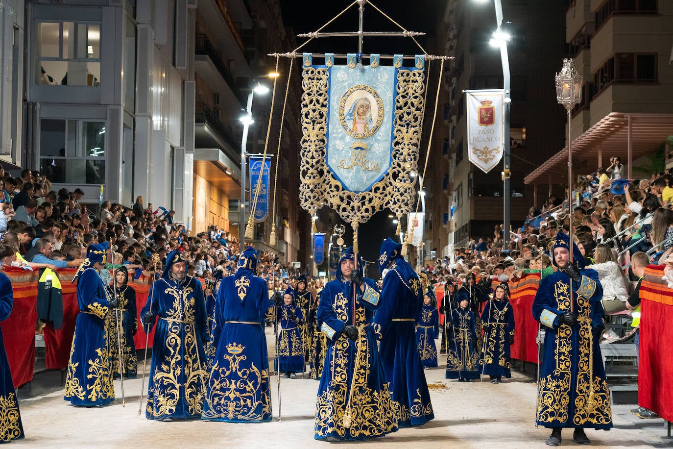El fervor azul ante la Virgen de los Dolores, en imágenes