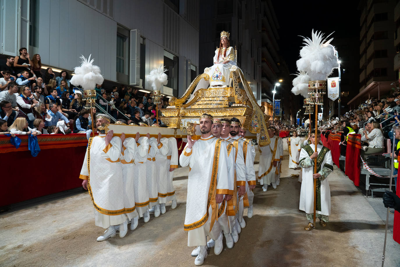 La procesión del Paso Blanco del Viernes de Dolores, en imágenes