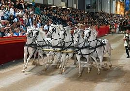 La procesión del Paso Blanco del Viernes de Dolores, en imágenes