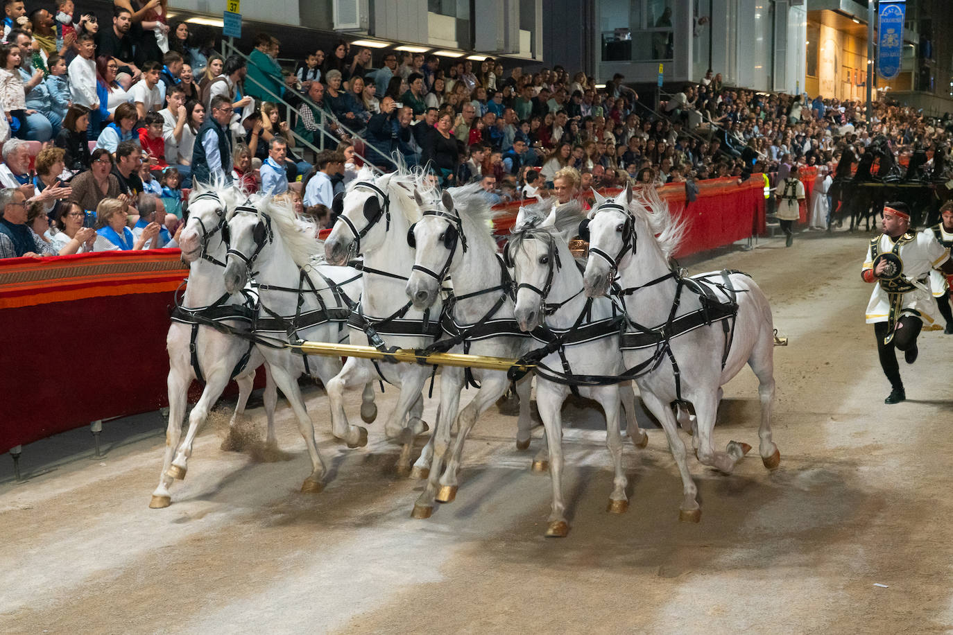La procesión del Paso Blanco del Viernes de Dolores, en imágenes