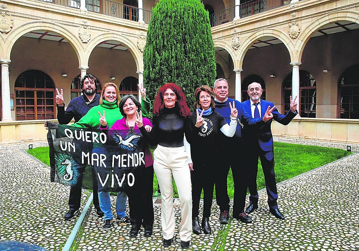 Eduardo Salazar, Ada García, María José Campillo, Teresa Vicente, Teresa Conesa, Pedro Macanás y Alfonso Manzano, integrantes de la comisión promotora de la ILP del Mar Menor.