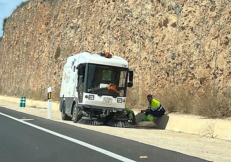 Máquina barredora parada en la carretera nacional, a su paso por el túnel de la Sierra de Orihuela.