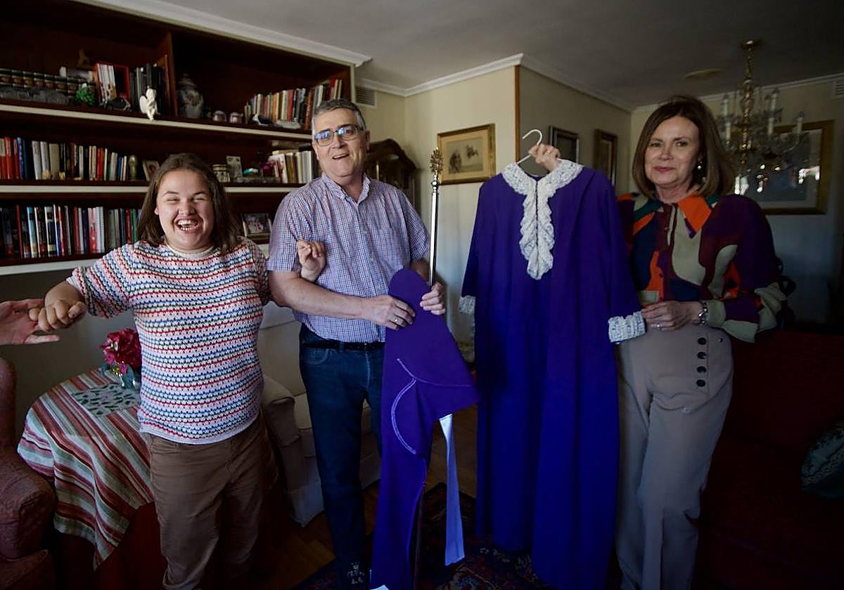 Pilar, junto a su padre, Diego, y su madre, María José, que muestra el traje que lucirá la chica.