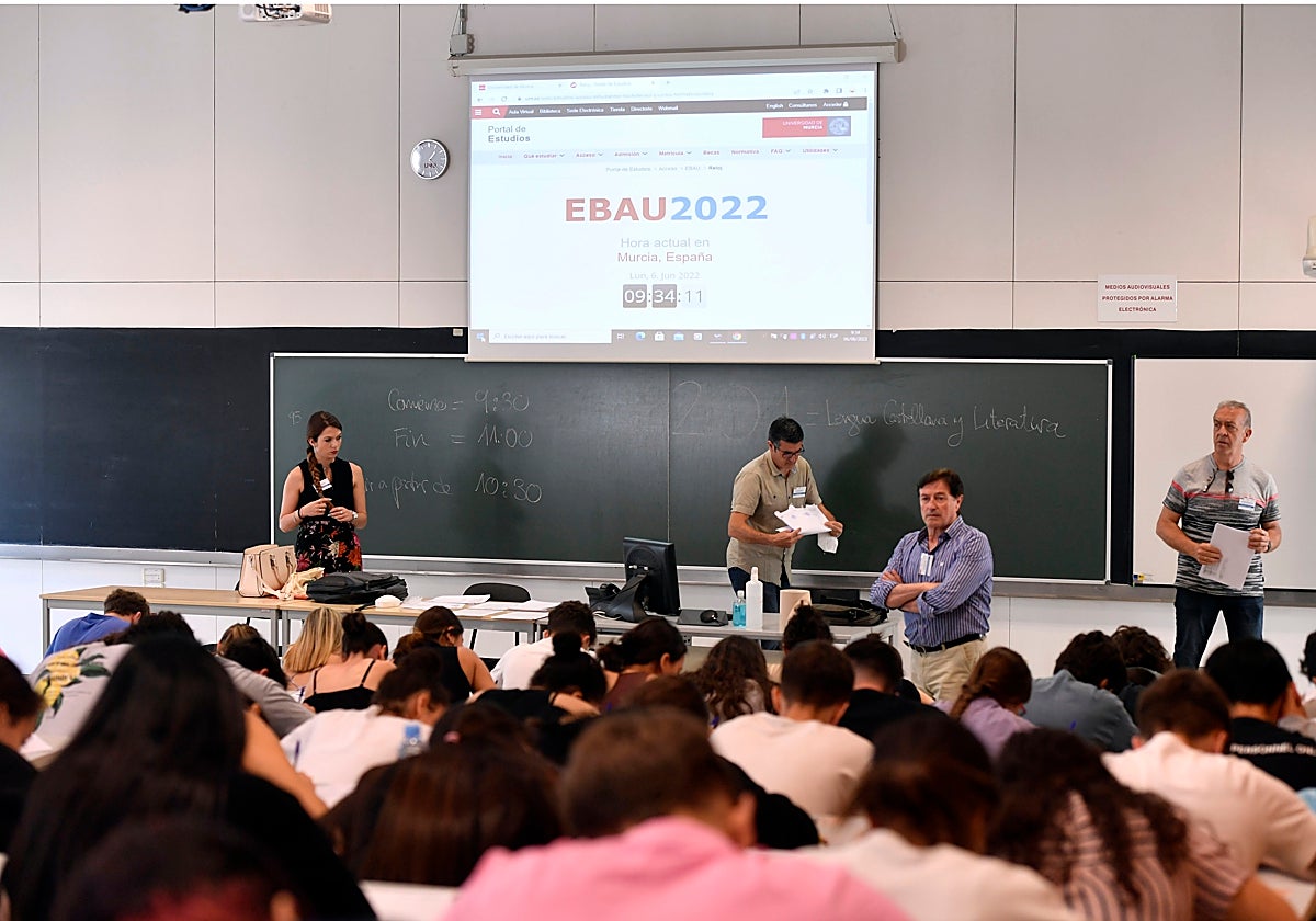 Alumnos murcianos realizan las pruebas de la Ebau el pasado año.