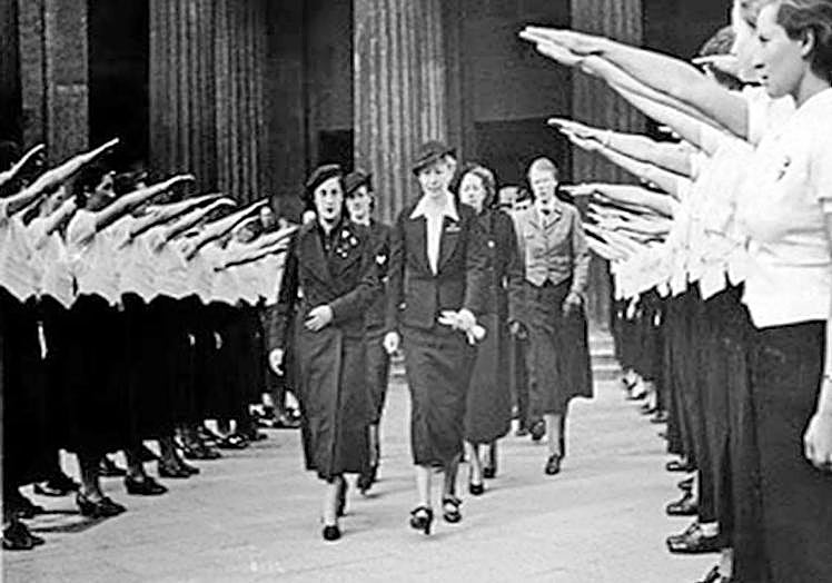 Poder. Pilar Primo de Rivera, delegada nacional de la Sección Femenina, pasando revista a mujeres falangistas.