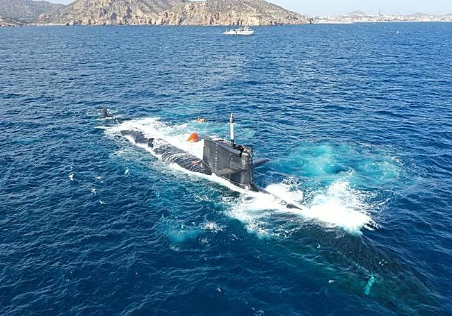 El submarino se sumerge frente al puerto de Cartagena, al fondo.