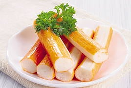 Plato con palitos de cangrejo o surimi.