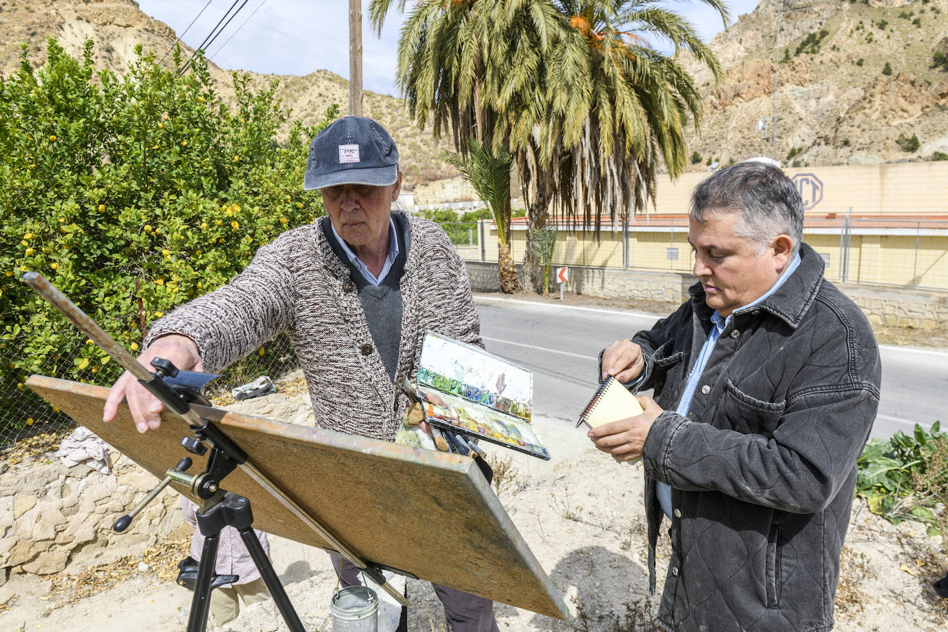 Pedro Serna pinta al aire libre en Ojós, en imágenes