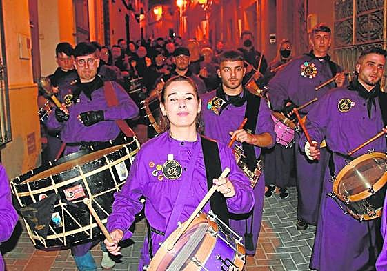 Un grupo de tamborileros, palillos en mano, redobla por las calles de la ciudad.