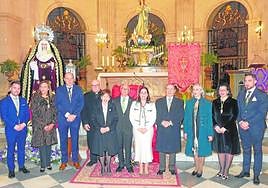 La alcaldesa de Yecla, de blanco –en el centro–, entre el presidente del Cabildo, José Manuel Martí; y la pregonera de la Semana Santa, Concha Palao. A su izquierda, el Nazareno del Año, Alberto Muñoz; junto al consiliario y la junta directiva del Cabildo de Procesiones.