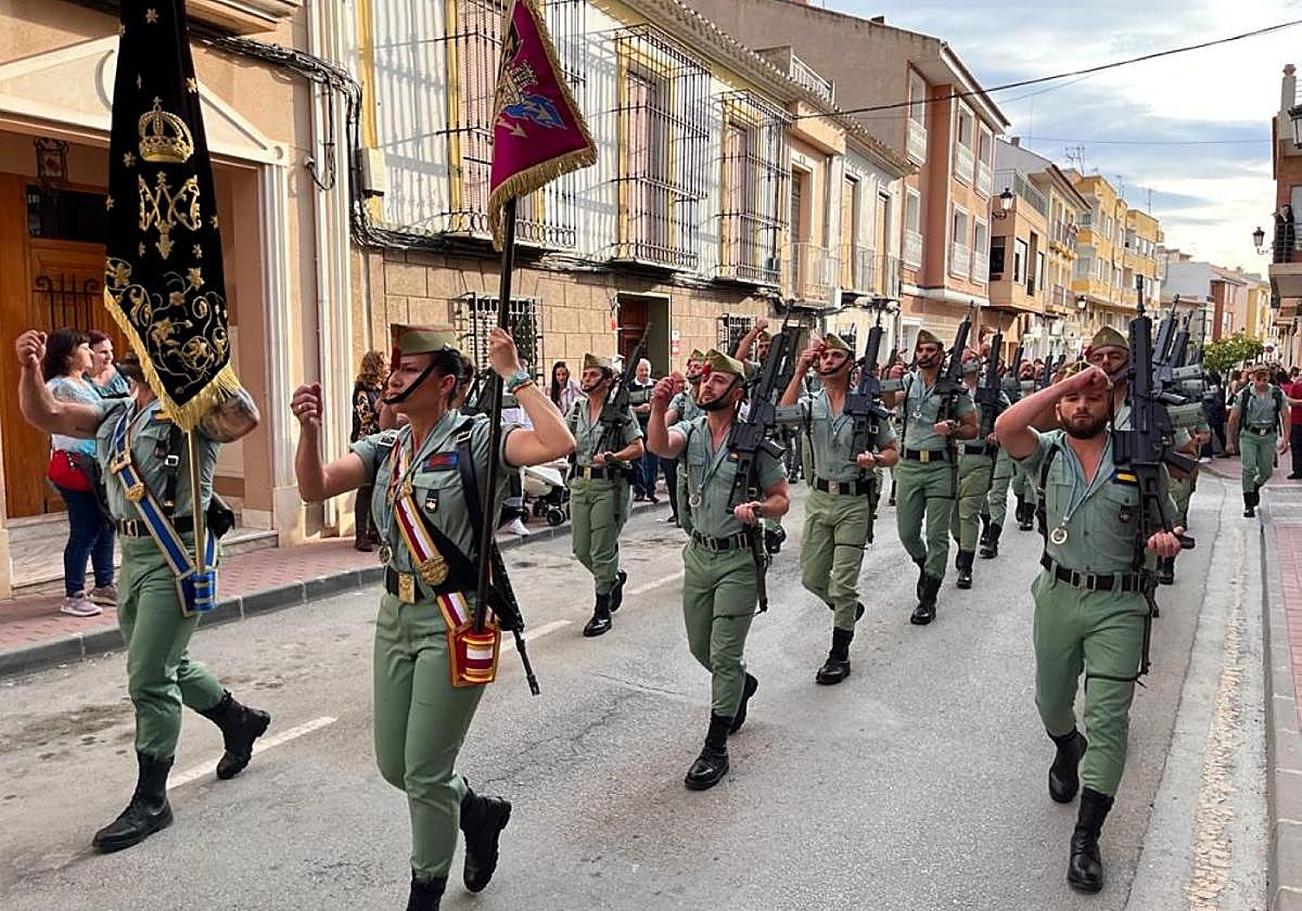 Desfilando por la calle Corredera de Alhama.
