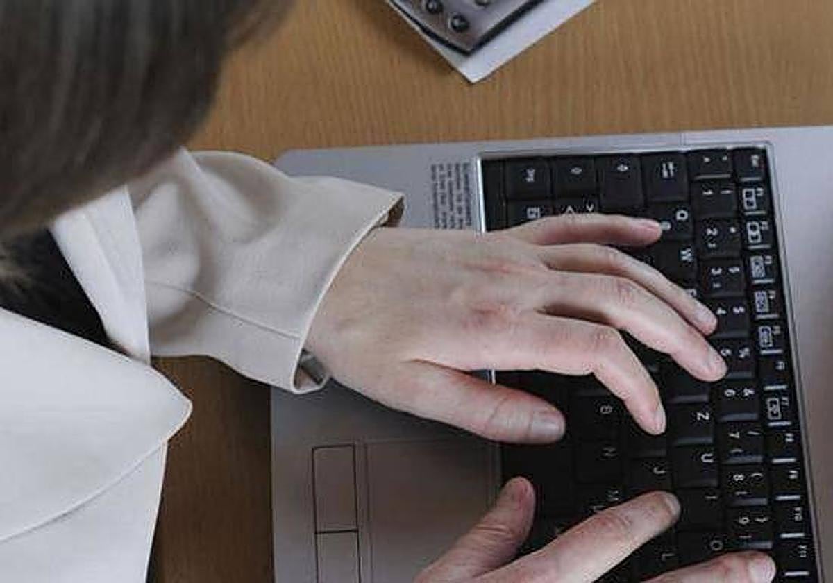 Imagen de archivo de una mujer con un ordenador.