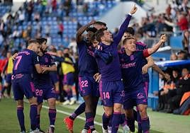 Los jugadores del Efesé celebran el gol de la victoria de Franchu.