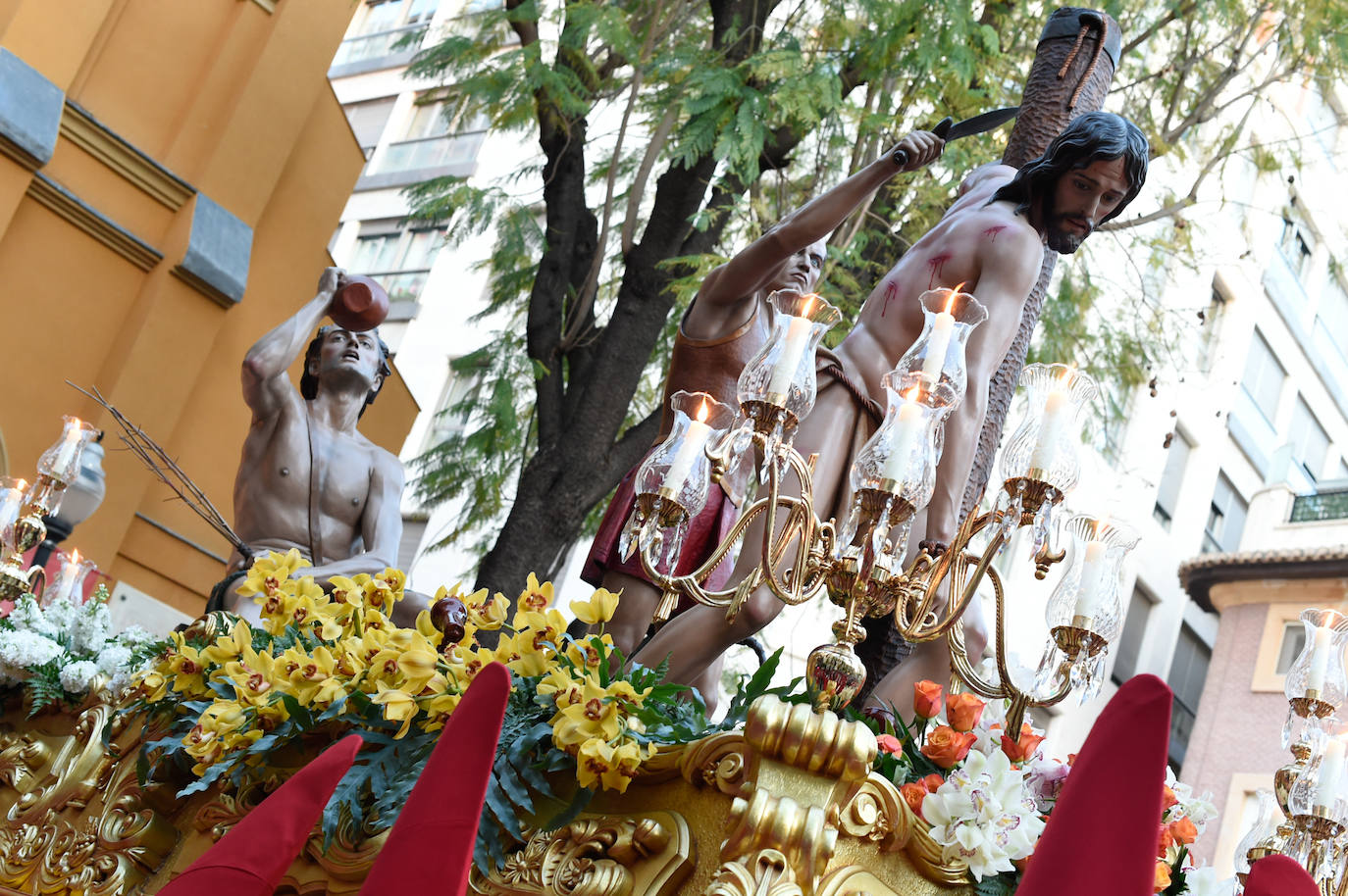 Procesión de la Cofradía del Santísimo Cristo de la Caridad en Murcia, en imágenes
