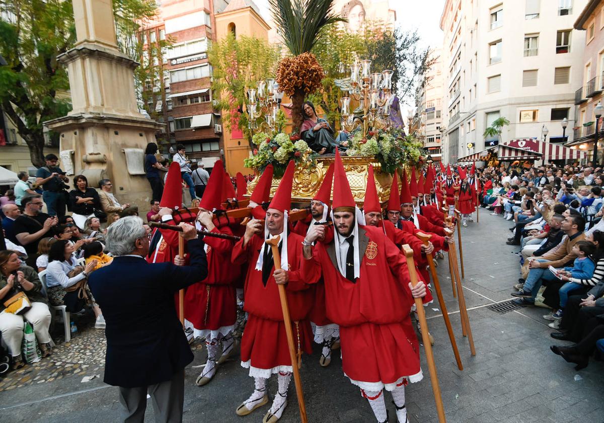 Procesión de la Cofradía del Santísimo Cristo de la Caridad en Murcia, en imágenes