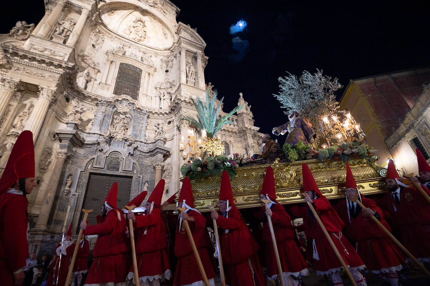 Procesión de la Cofradía del Santísimo Cristo de la Caridad en Murcia, en imágenes