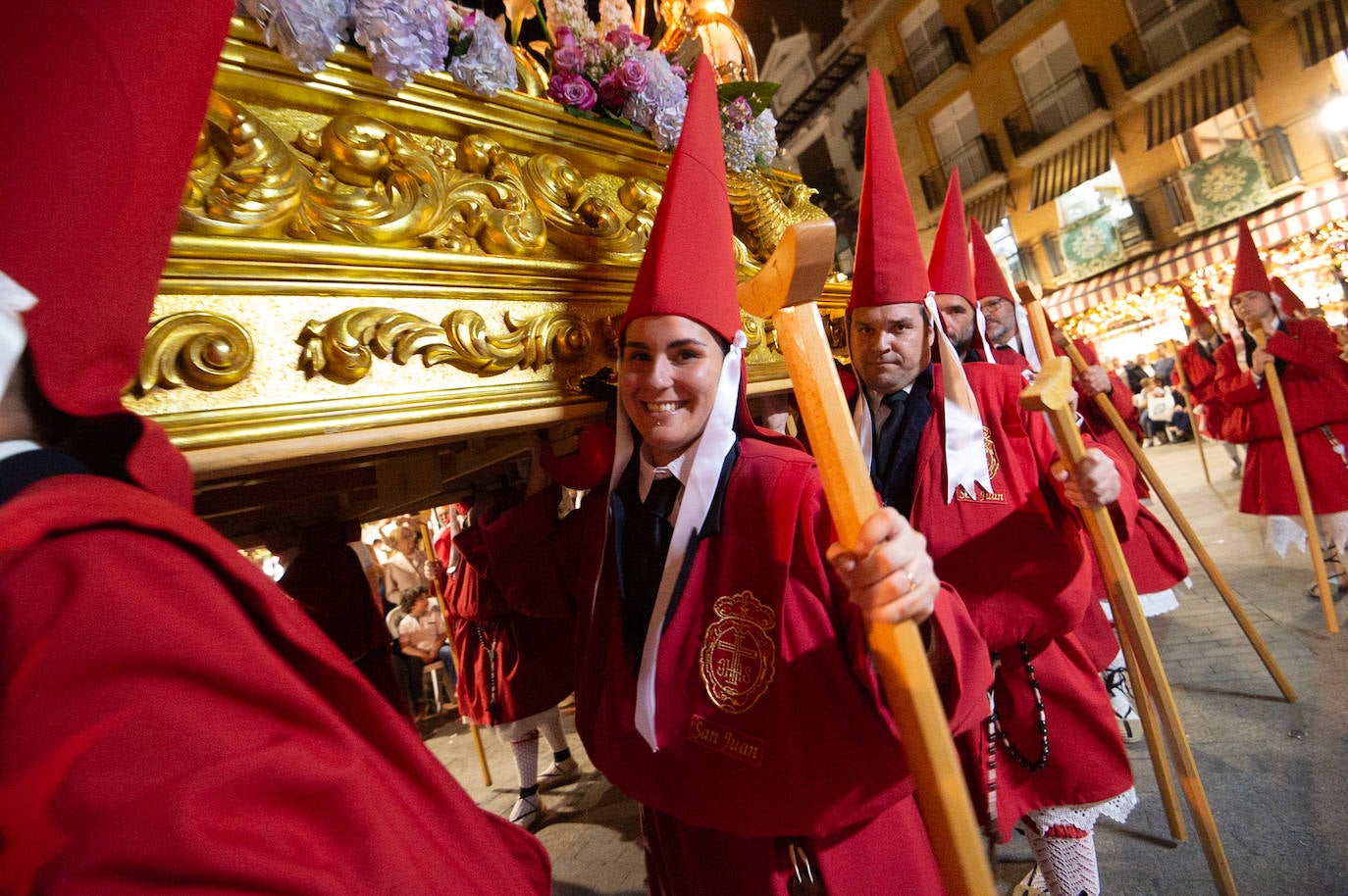 Procesión de la Cofradía del Santísimo Cristo de la Caridad en Murcia, en imágenes
