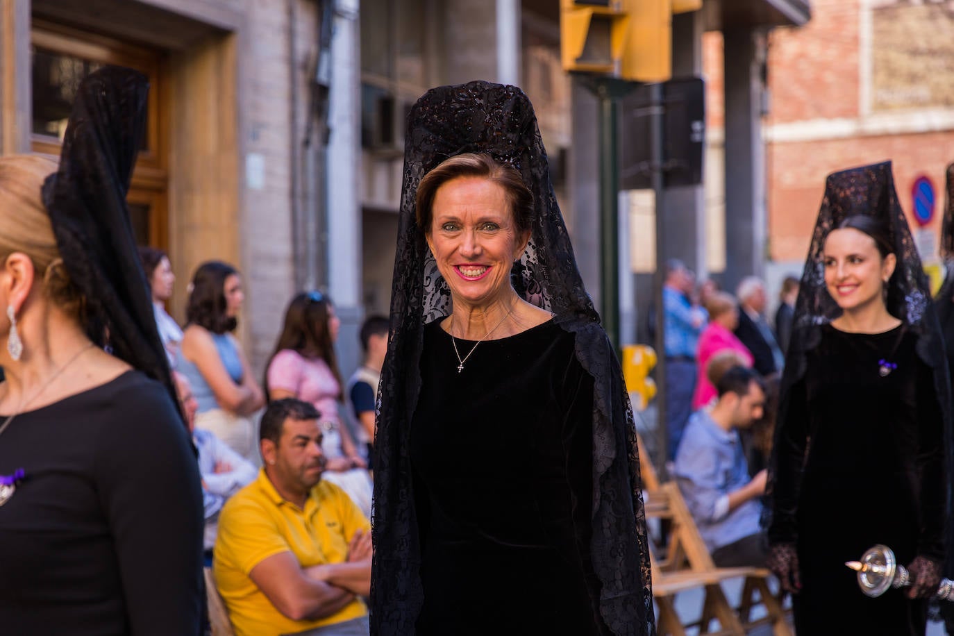 Las mantillas abren paso a la Semana Santa oriolana