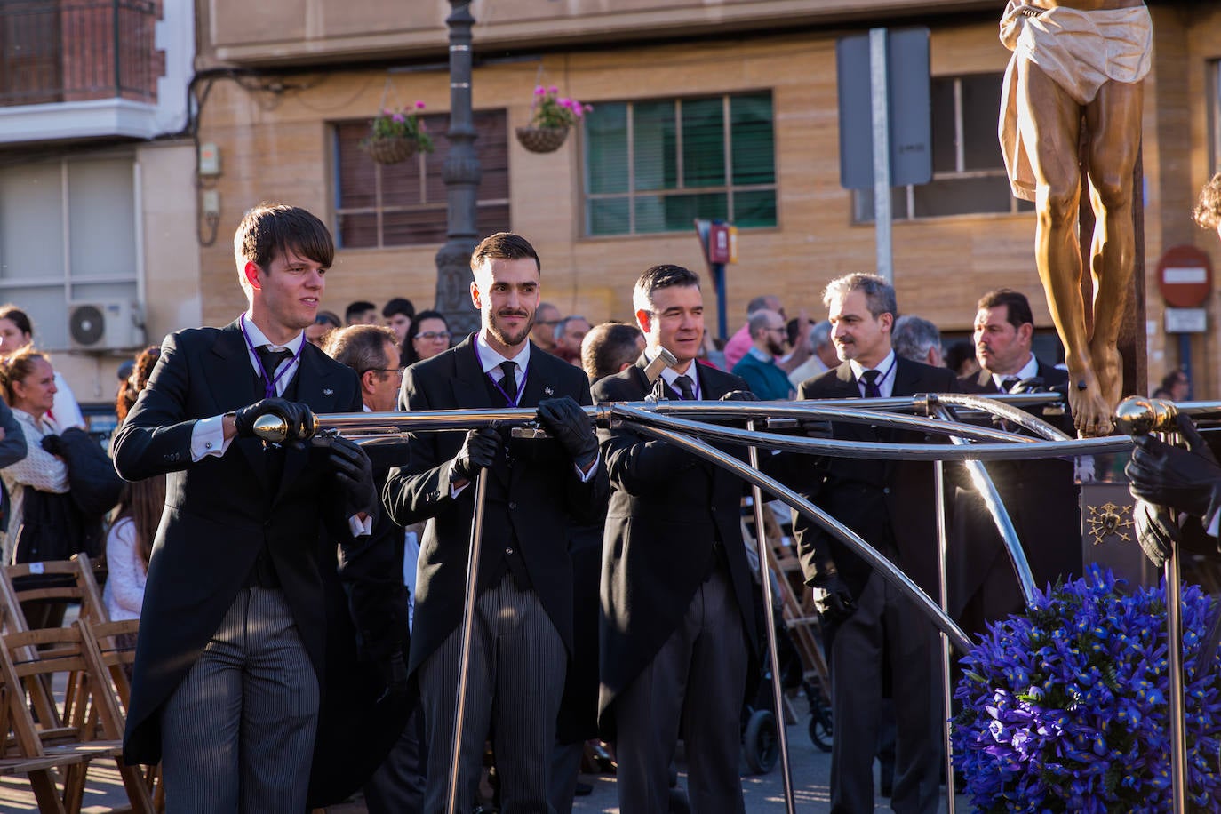 Los costaleros descansan sus hombros a la altura del Puente Viejo.