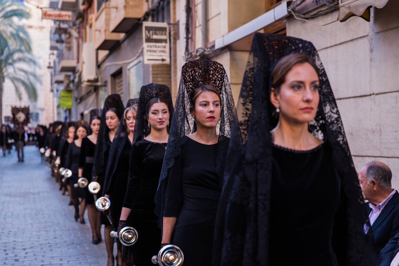 La procesión que la Mayordomía de Nuestra Señora de los Dolores protagoniza cada Domingo de Ramos es más conocida por el sobrenombre de 'Las Mantillas' por el vestido de luto con peineta que llevan sus cofrades mujeres. 