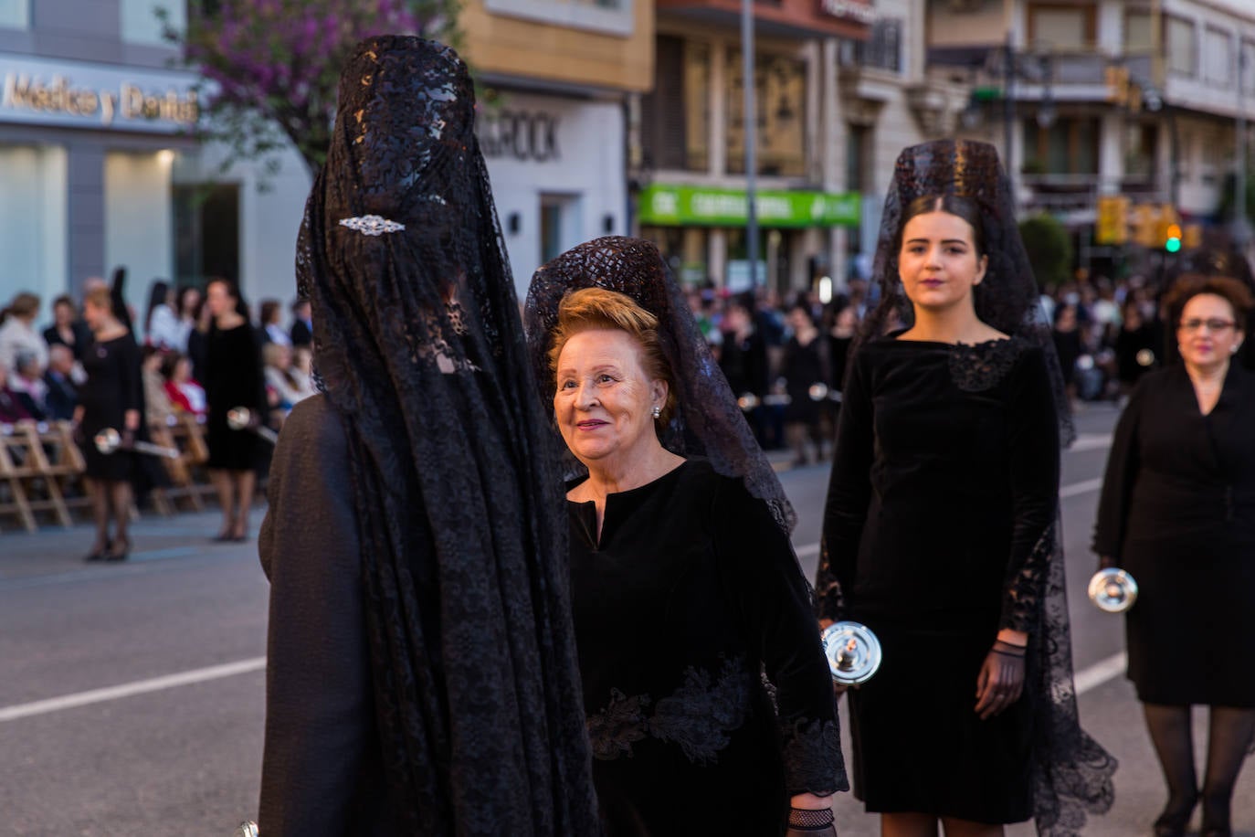 Las mantillas abren paso a la Semana Santa oriolana