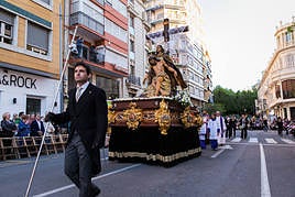 Las mantillas abren paso a la Semana Santa oriolana