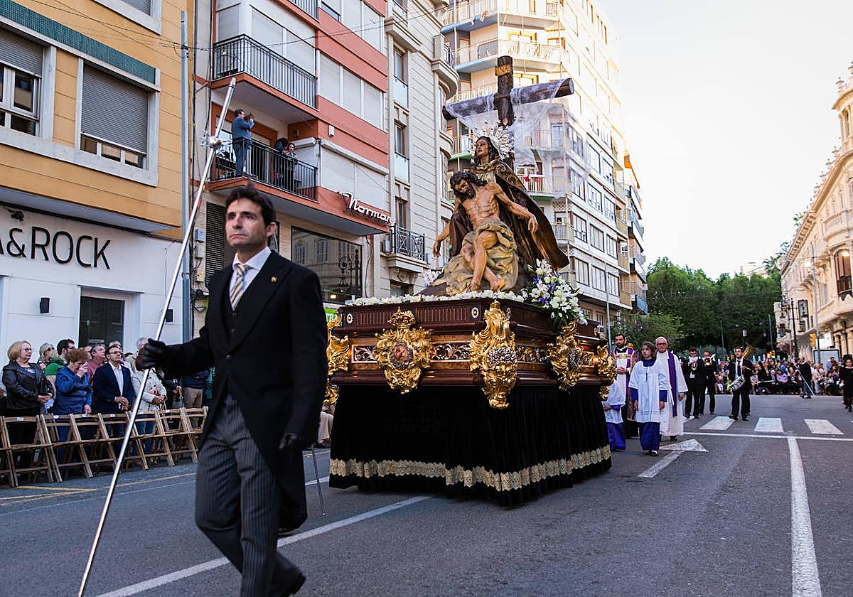 Las mantillas abren paso a la Semana Santa oriolana