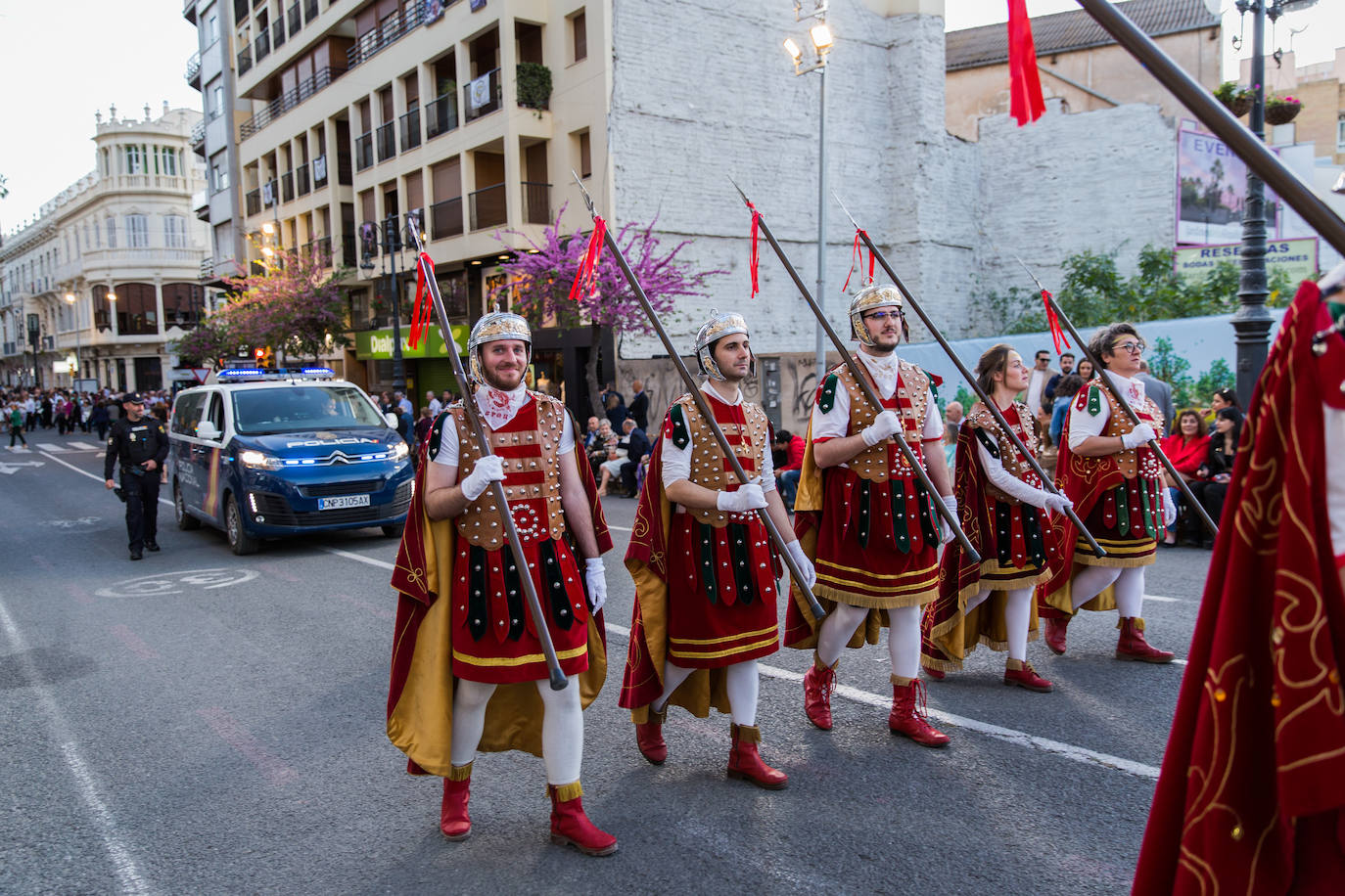 Las mantillas abren paso a la Semana Santa oriolana