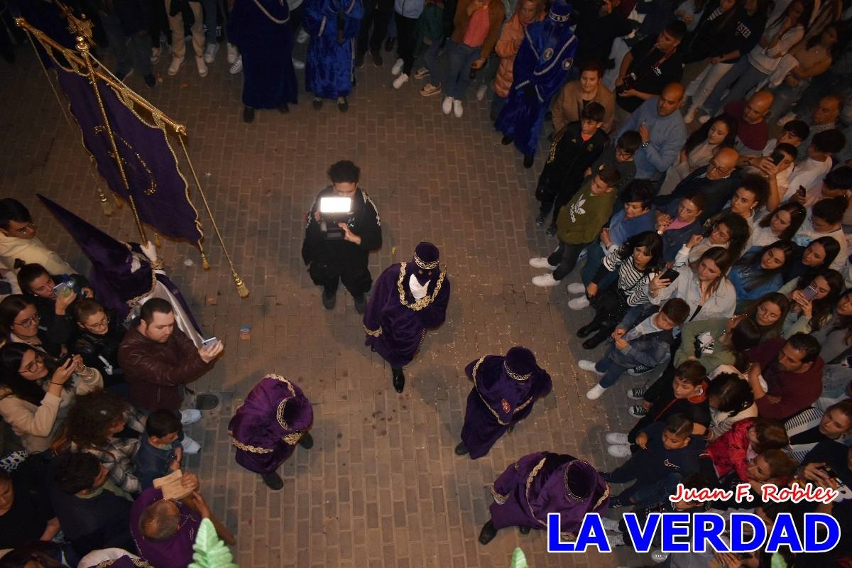 La procesión de la Virgen de los Dolores llena de recogimiento el casco antiguo de Caravaca