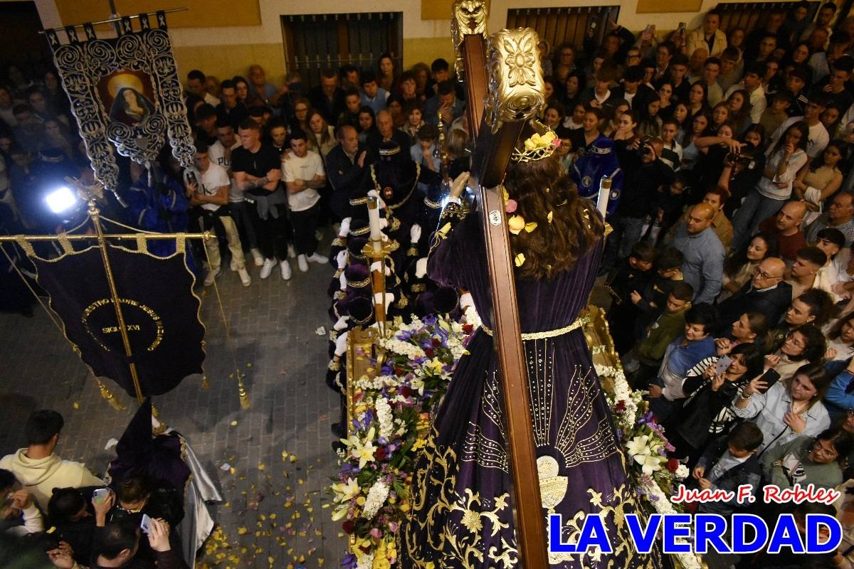 La procesión de la Virgen de los Dolores llena de recogimiento el casco antiguo de Caravaca