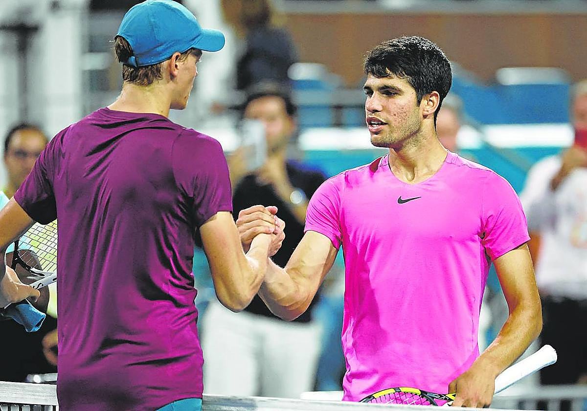 Carlos Alcaraz y Jannik Sinner se saludad al acabar el partido de semifinales del Masters de Miami.