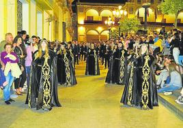 Tercio de togas, que este año cumple 30 años de su salida en la procesión de La Curia.