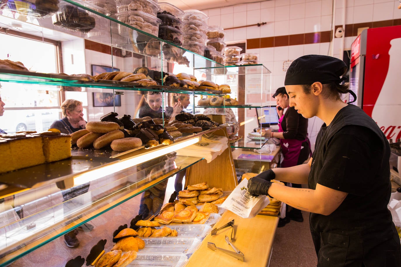 Así se hacen las famosas monas del Horno del Obispo