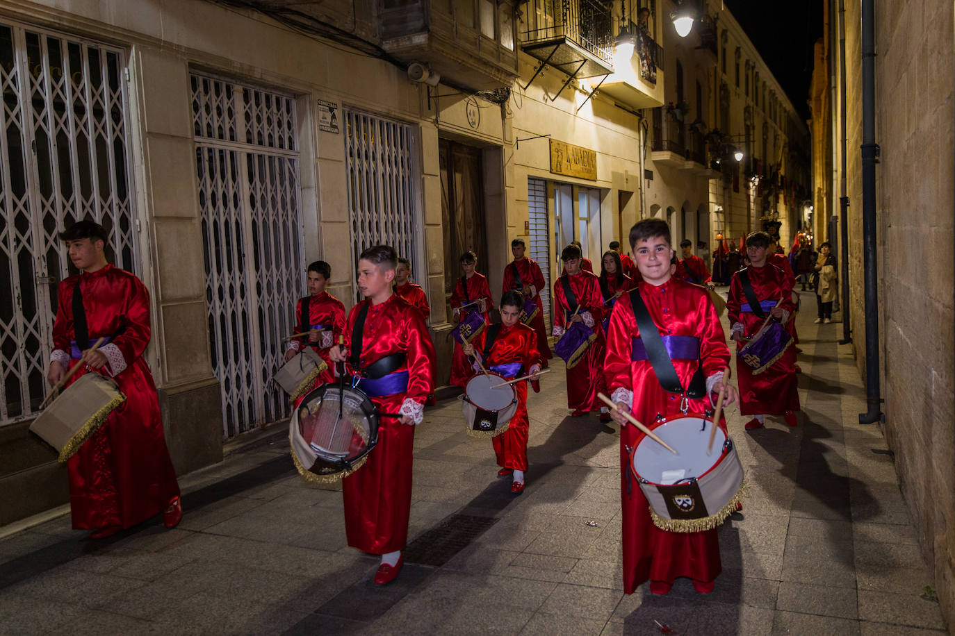 Los tambores de la Cofradía de Los Azotes los portan niños del Colegio del Carmen